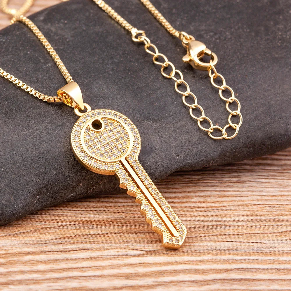 Adjustable necklace with key pendant