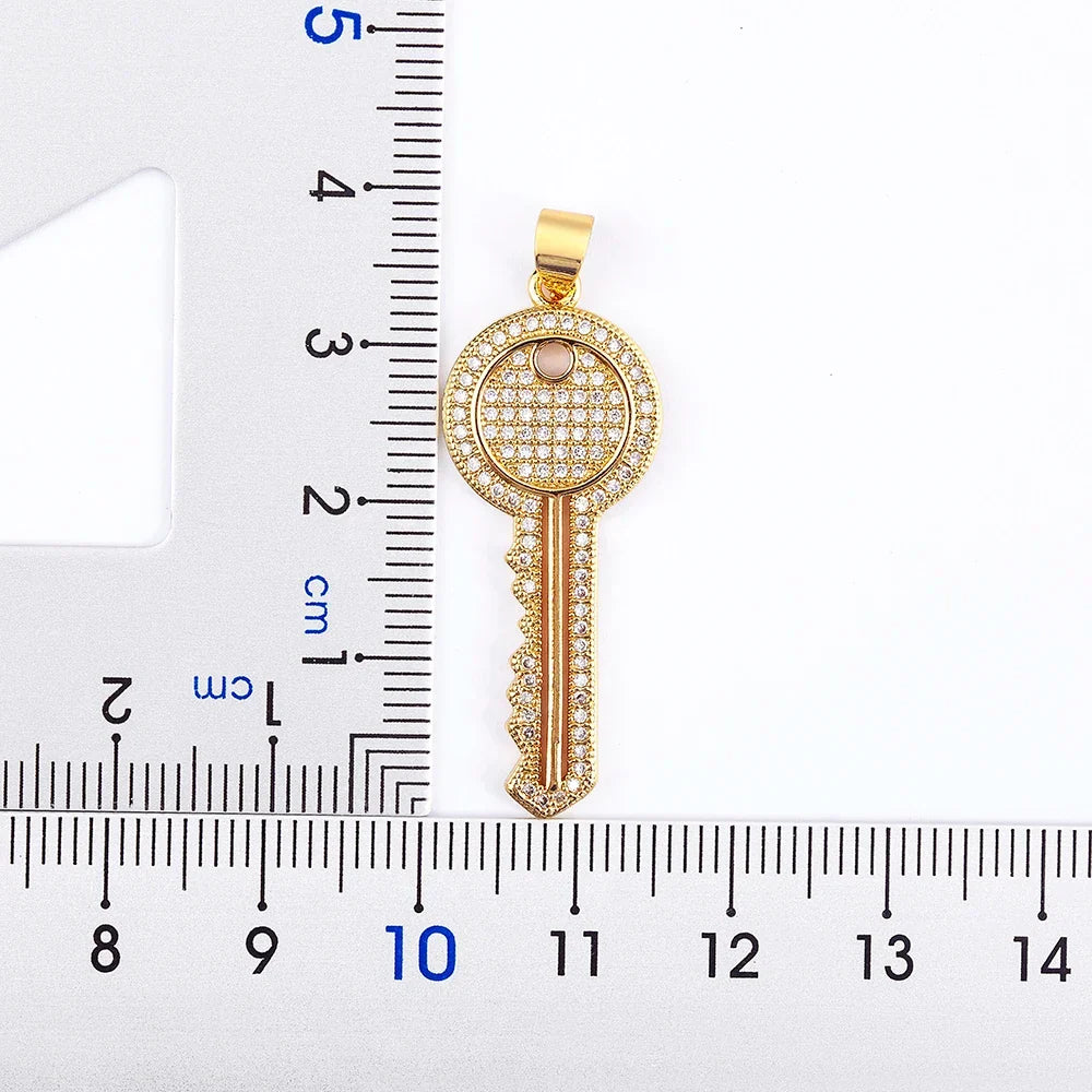 Adjustable necklace with key pendant