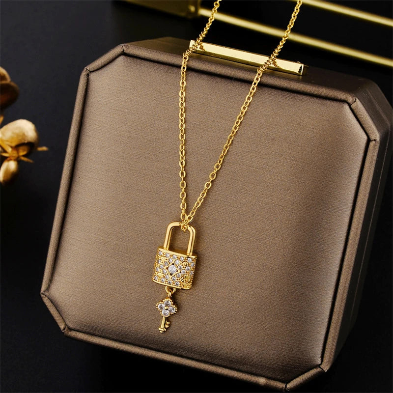 Necklace with key and lock pendant in gold