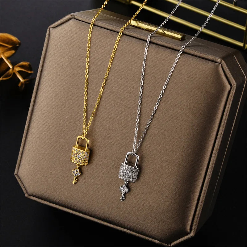Necklace with key and lock pendant in gold