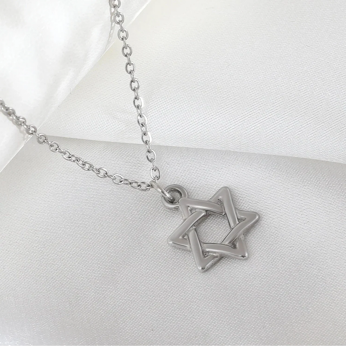 Necklace with symbolic Jewish Star of David pendant in silver