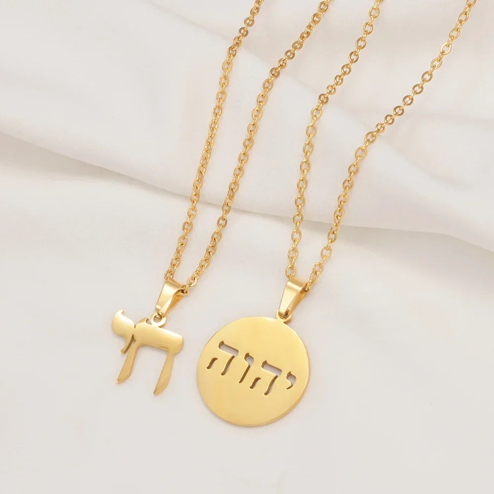 Necklace with pendant engraved in Jewish Hebrew, gold
