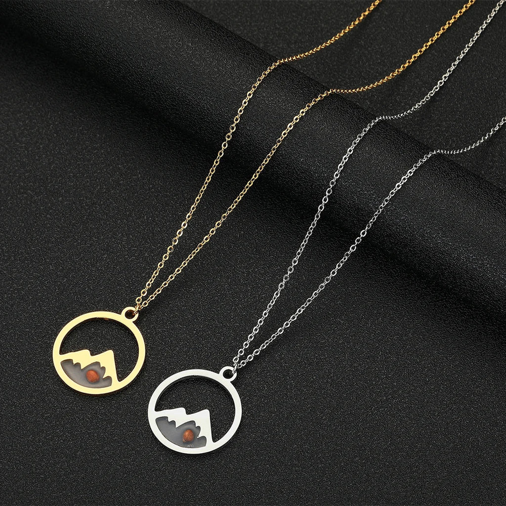 Necklace with Round Mountain and Seed Pendant gold