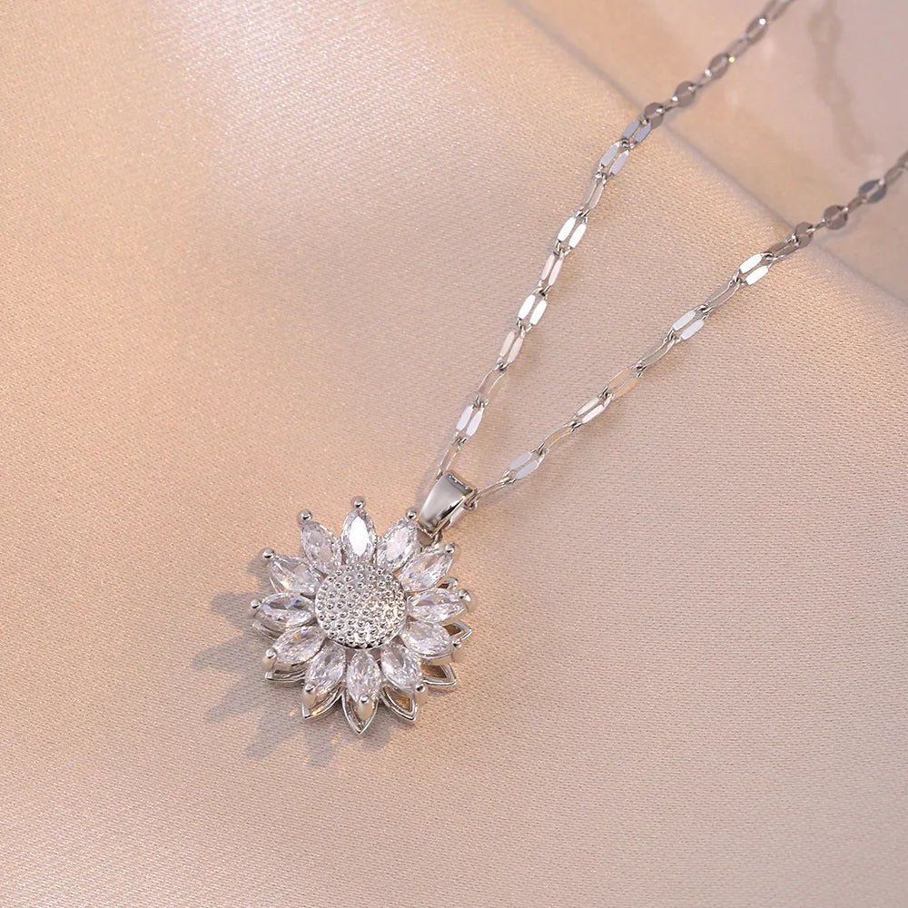 Necklace with Rotating Flower Pendant in Zircon against Anxiety silver