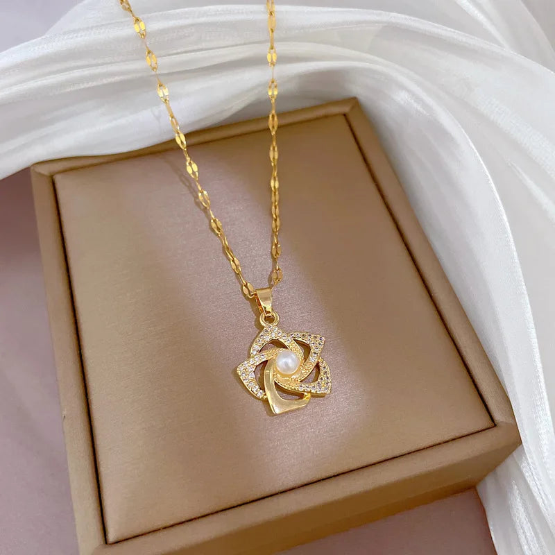 Chic Necklace with Golden Flower Pendant and Pearl