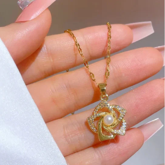 Chic Necklace with Golden Flower Pendant and Pearl