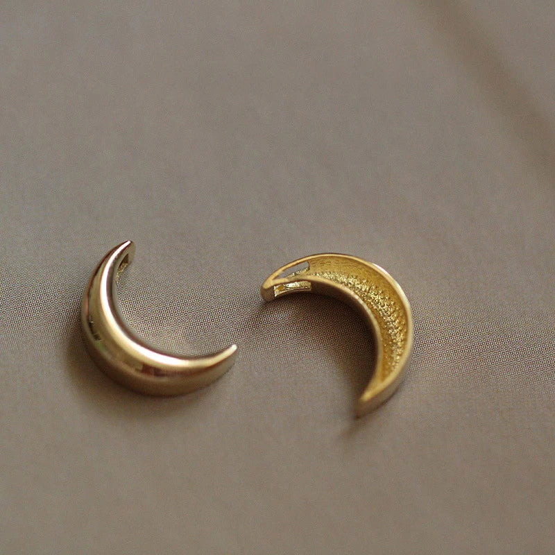 Discreet Necklace with Moon Pendant for Women gold