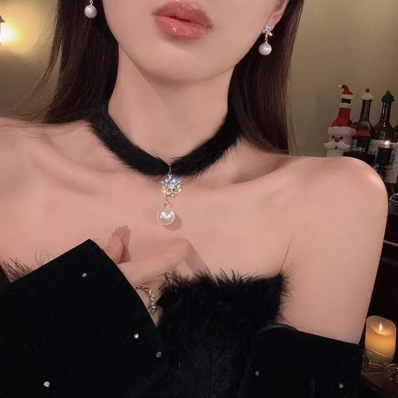 Elegant Feather Choker Necklace with Pearl Pendant