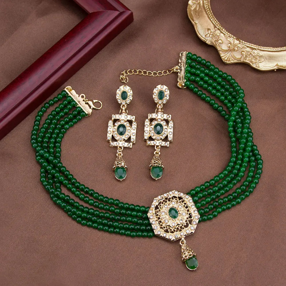 Beaded choker necklace with pendant and Arabic drop earrings green