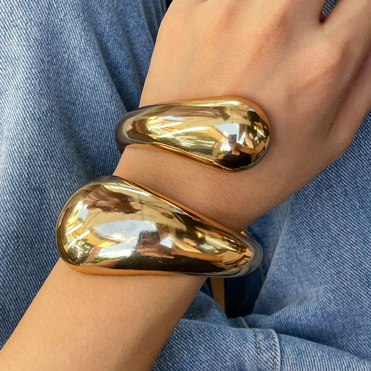 Large Water Drop Curb Chain Bracelet gold