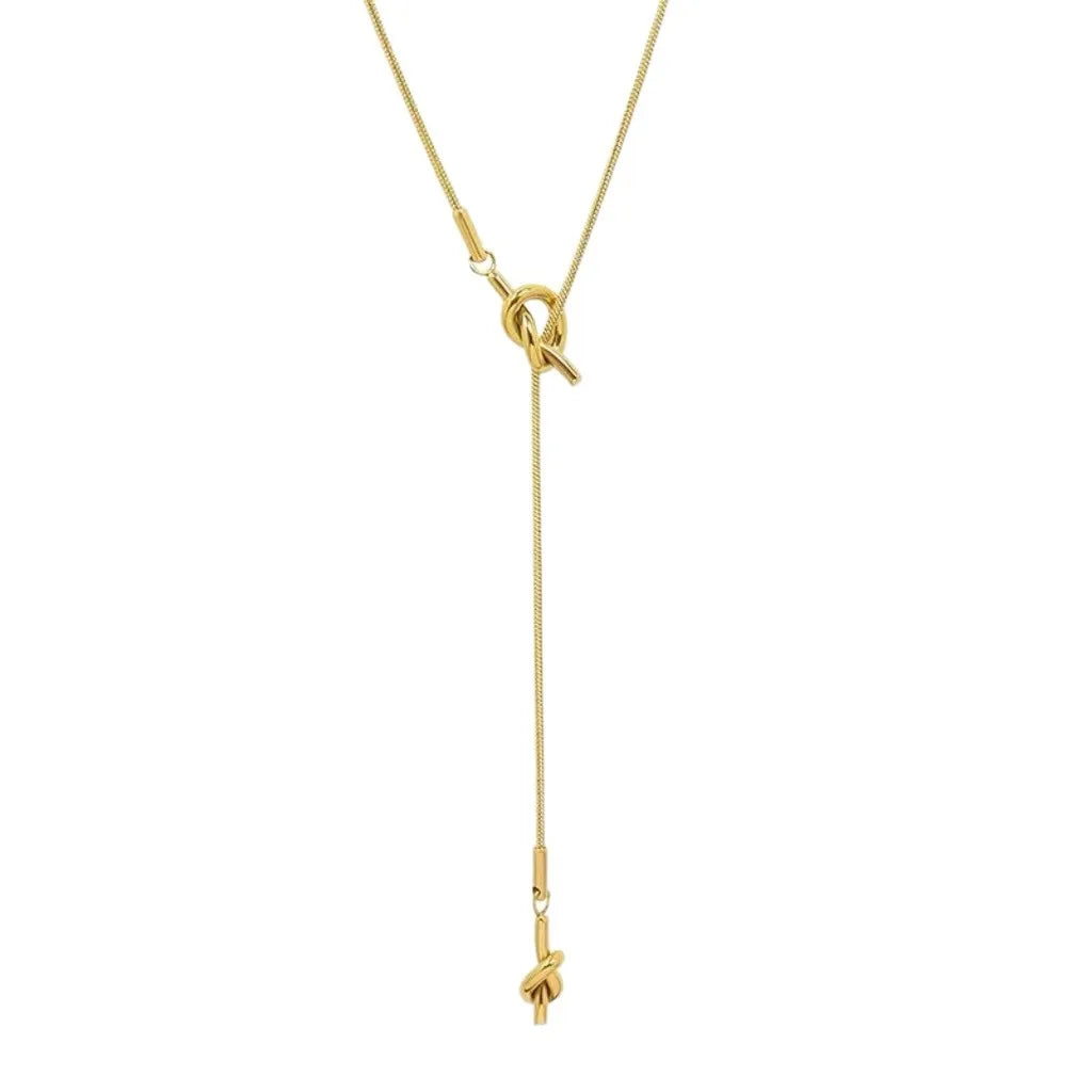 Décolleté necklace with knot pendant design gold
