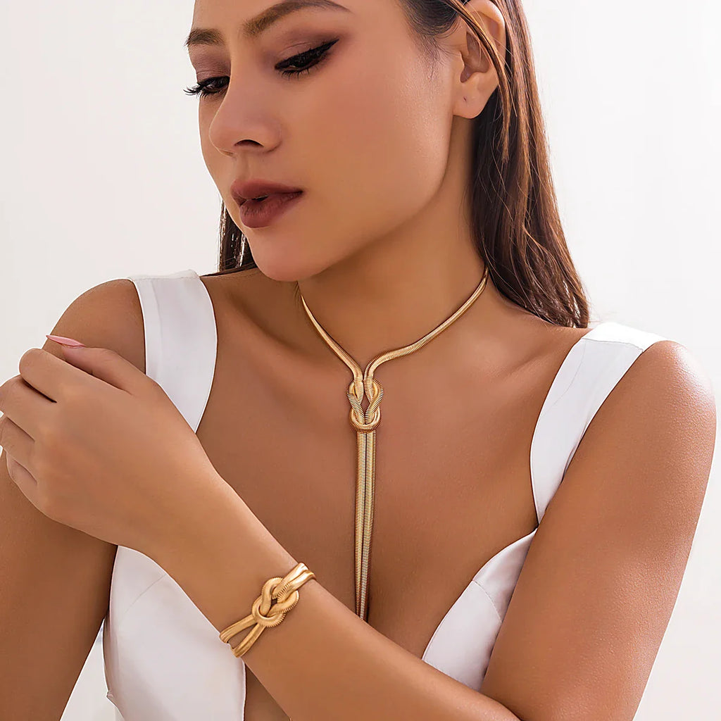 Long Necklace With Neckline & Its Knot Bracelet