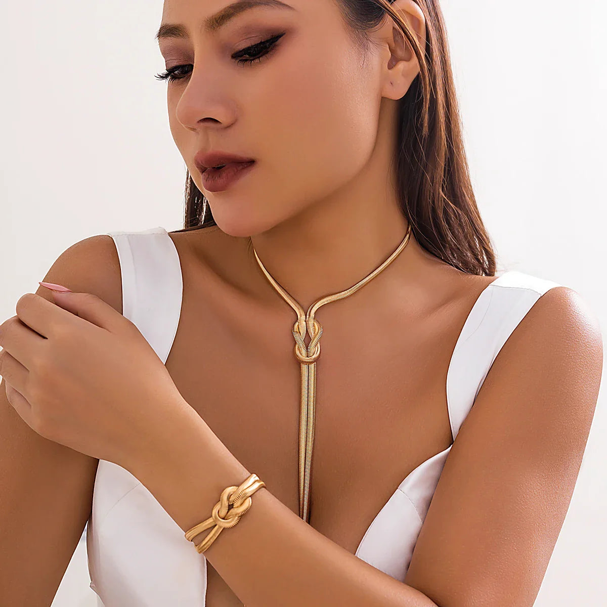 Long Necklace With Neckline & Its Knot Bracelet