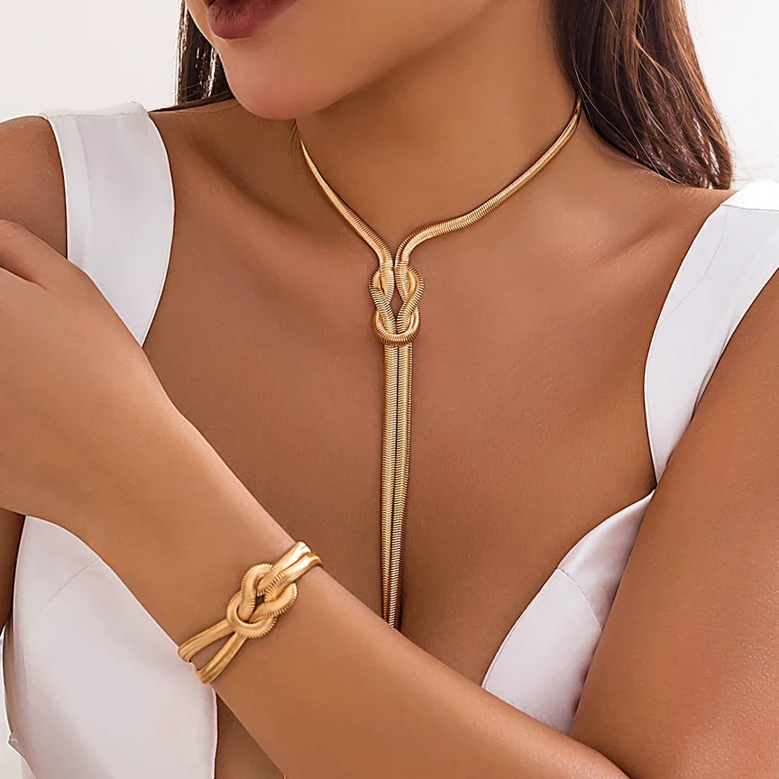 Long Necklace With Neckline & Its Knot Bracelet